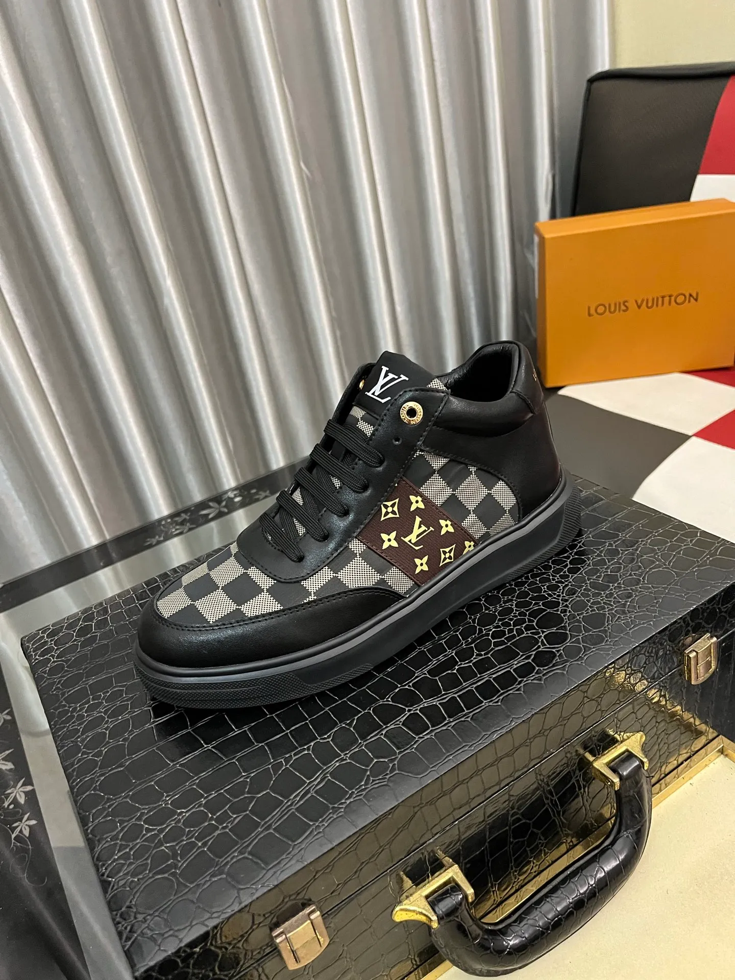 Men's shoes💰: 420⌚️⌚️"LOUI* VUITTO*" popular men's casual shoes, genuine Italian development💯purchase level quality✔️The upper is made of first-layer cowhide, comfortable and soft sheepskin foot pads⚡️Fashionable and versatile. The toe last shape is firm and full, and the soles are made from LV original molds and can be moved in and out of the counter at will. Light and comfortable on the foot~purely handmade, details determine quality! Size:38-442️⃣Colors available
